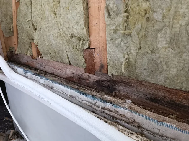 Detalj av åpnet vegg med treverk og isolasjon